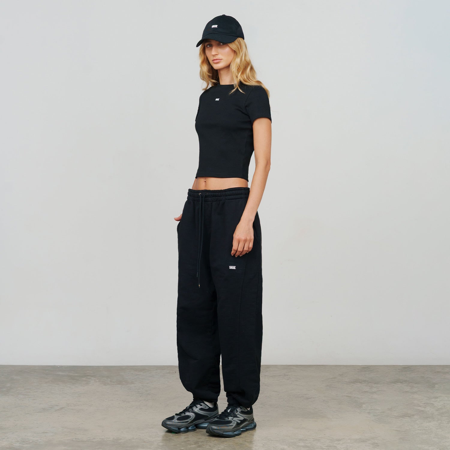 SLIM RIBBED FITTED TEE - BLACK