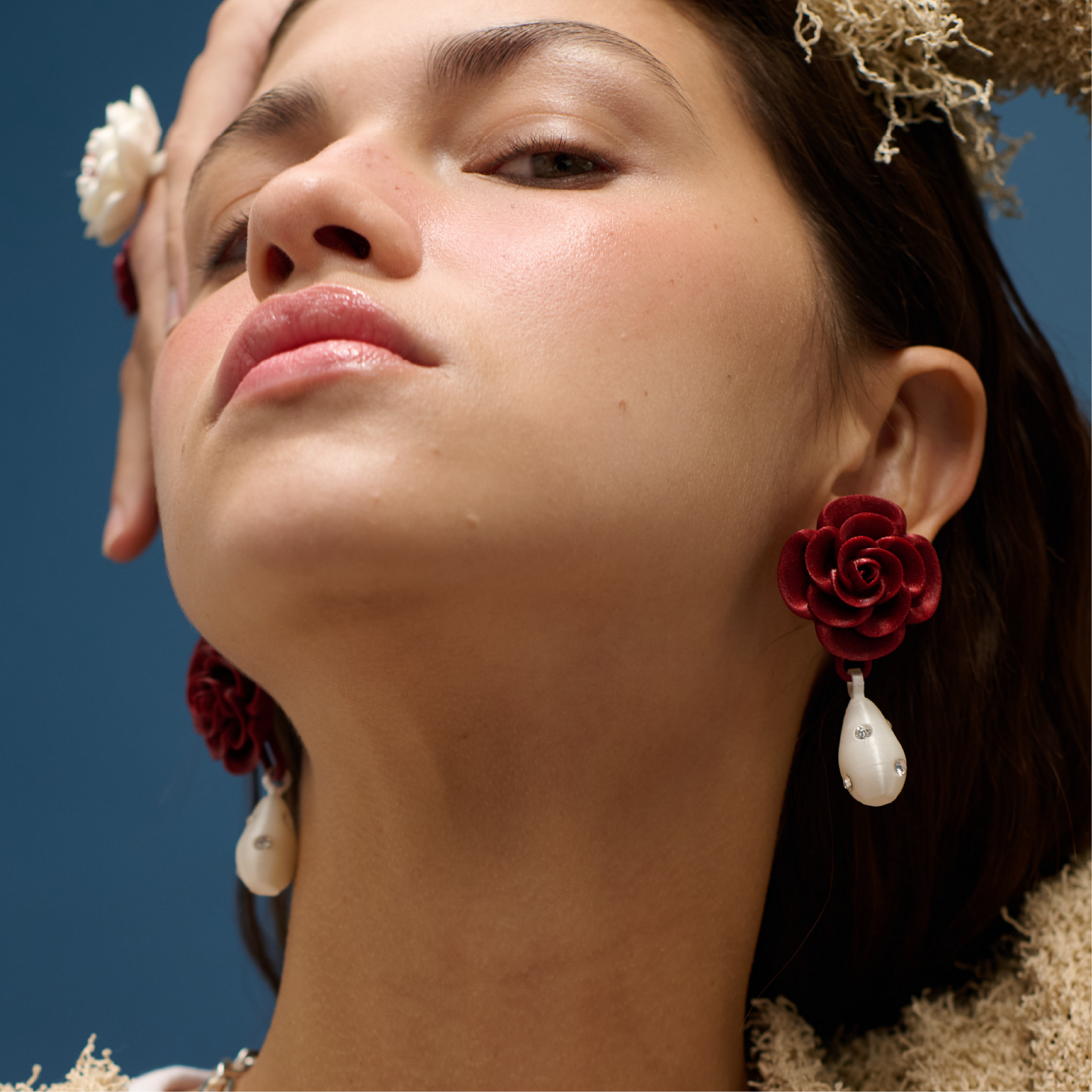 ARETES DE ROSAS CON DIJE DE PERLA