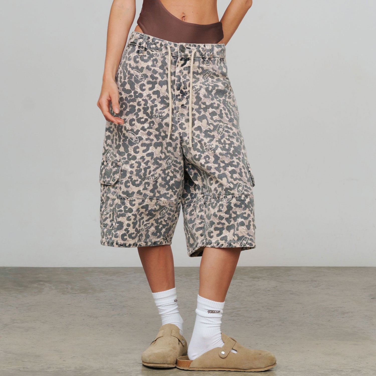 INTUITION LEOPARD CARGO JORTS - CAMEL