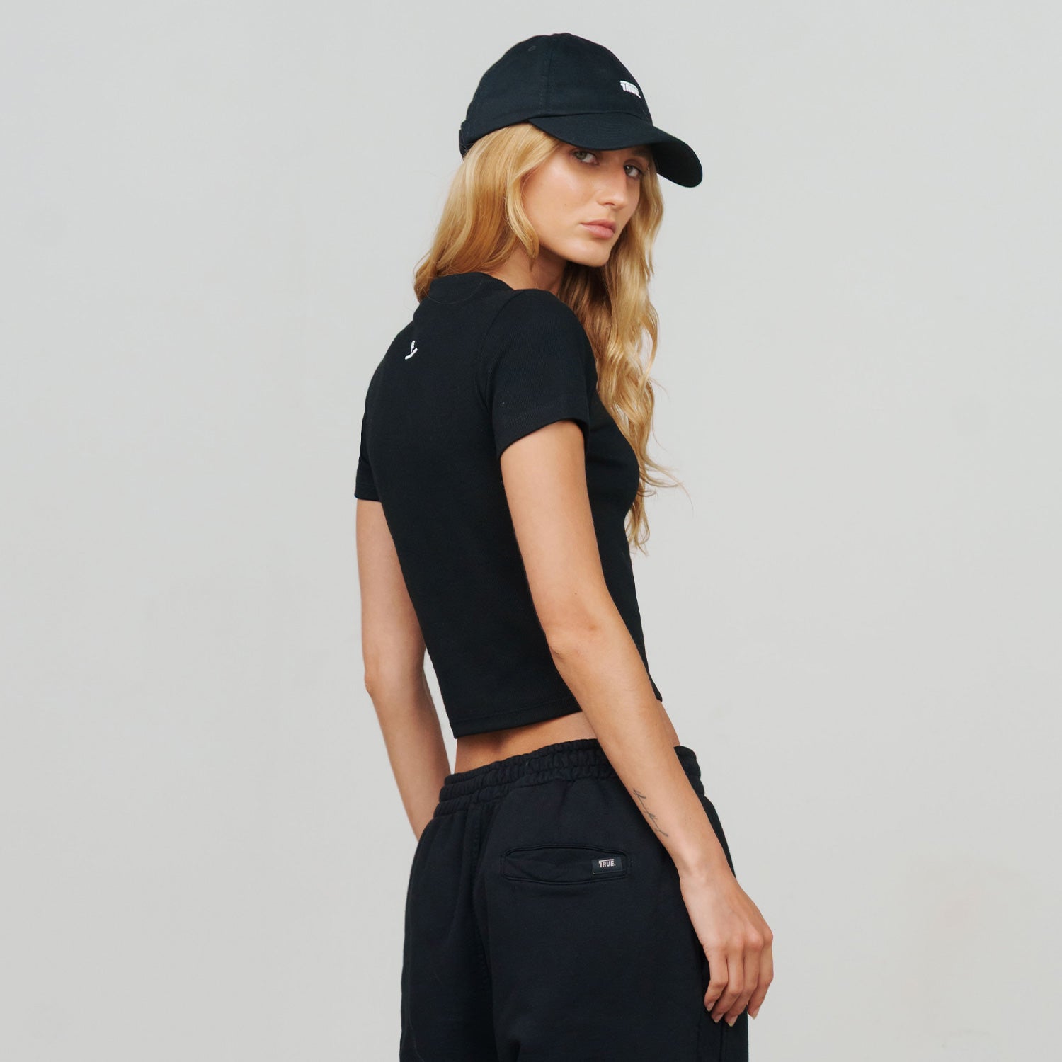 SLIM RIBBED FITTED TEE - BLACK