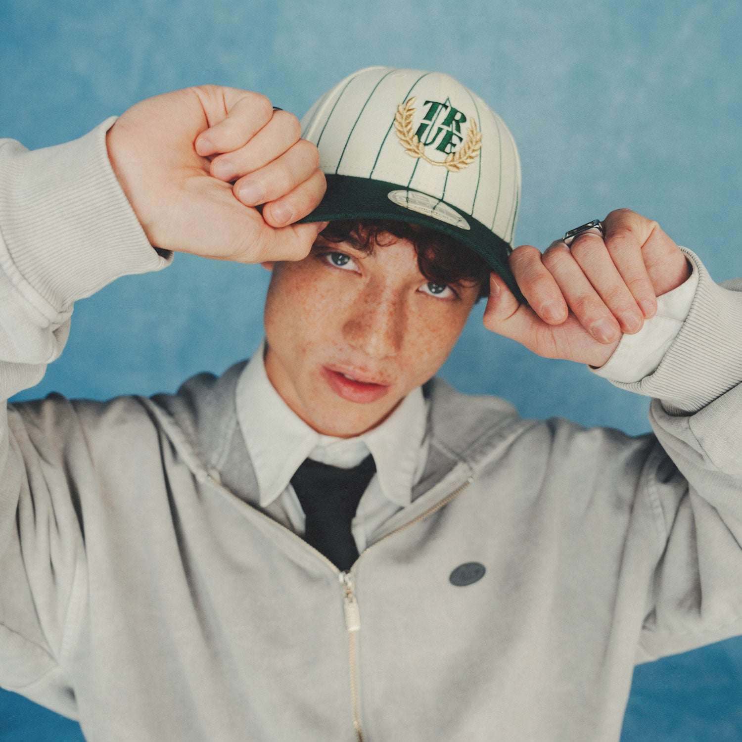TRUE X NEW ERA 940 PINESTRIPE DK GREEN