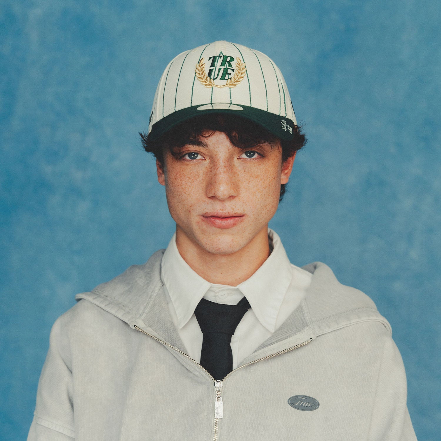 TRUE X NEW ERA 940 PINESTRIPE DK GREEN