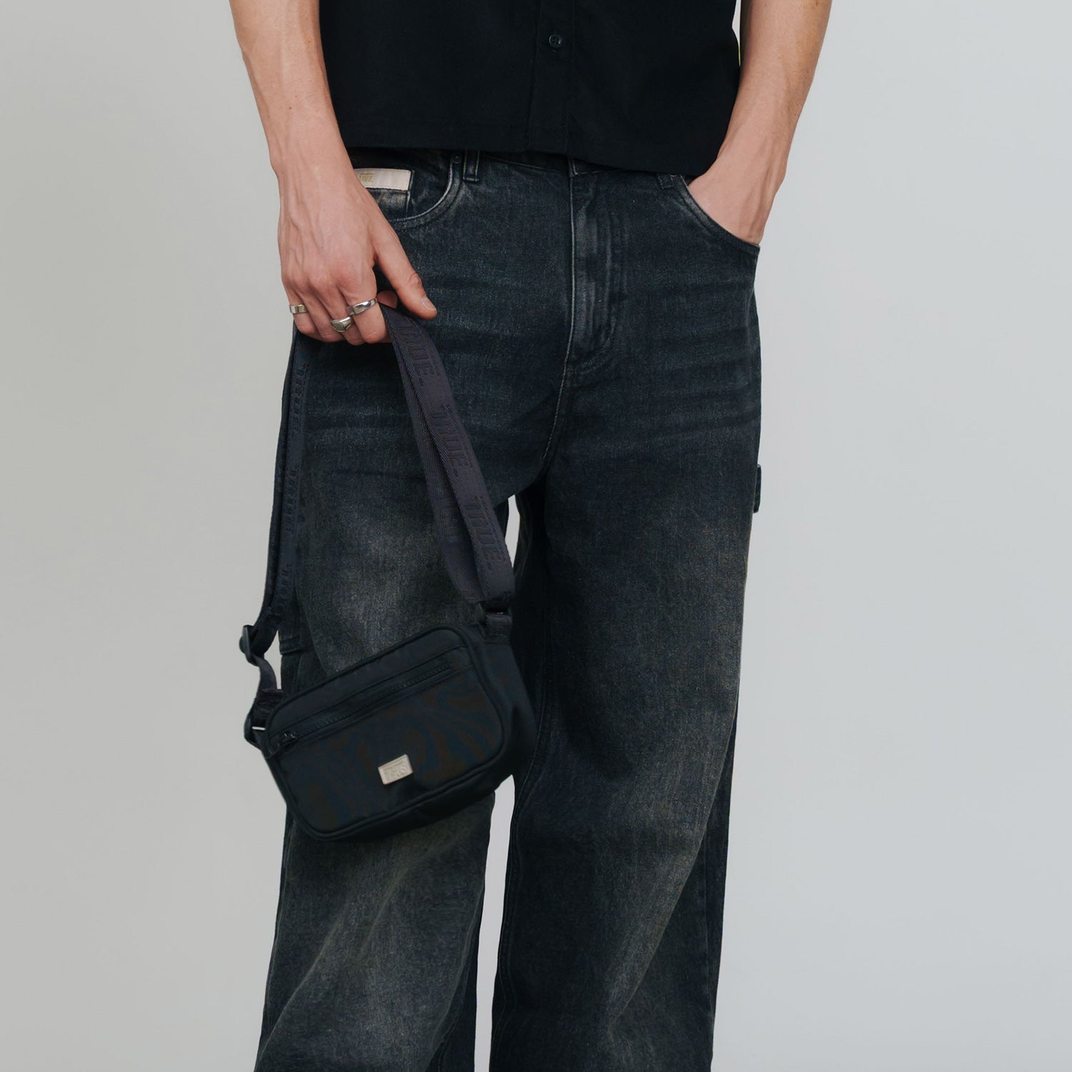 SIGNATURE MINI BAG - BLACK